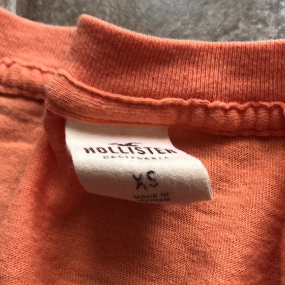 🥳 Hollister Logo V Neck T-shirt - Picture 2 of 2